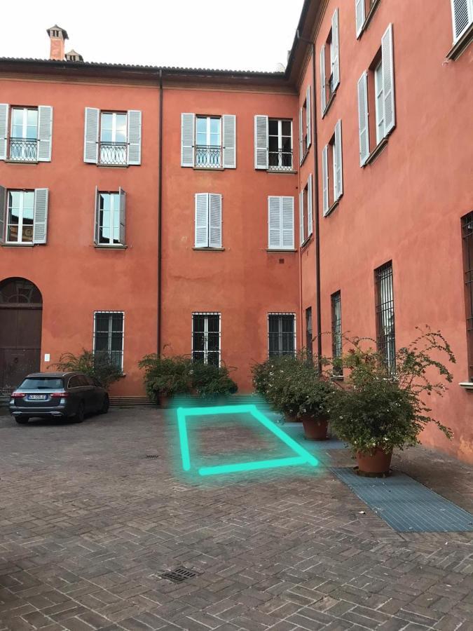 Mini Chic Downtown Apartment Bologna Bagian luar foto