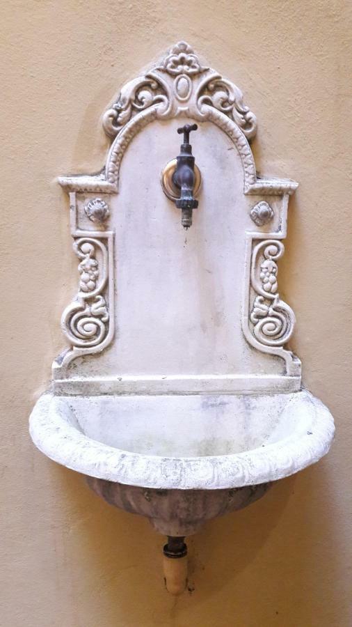 Mini Chic Downtown Apartment Bologna Bagian luar foto