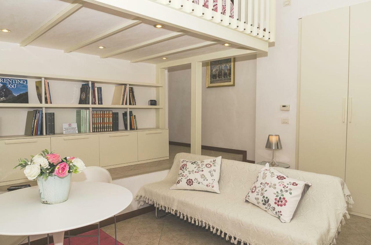 Mini Chic Downtown Apartment Bologna Bagian luar foto
