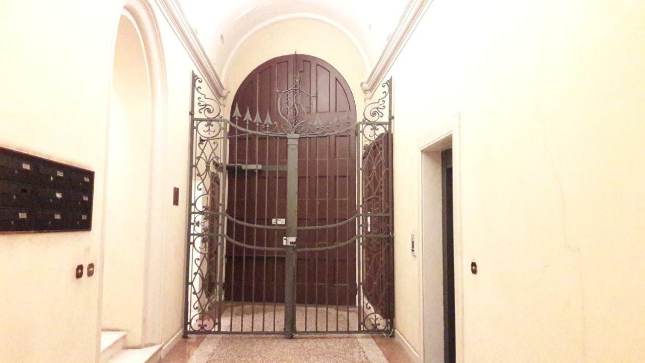 Mini Chic Downtown Apartment Bologna Bagian luar foto