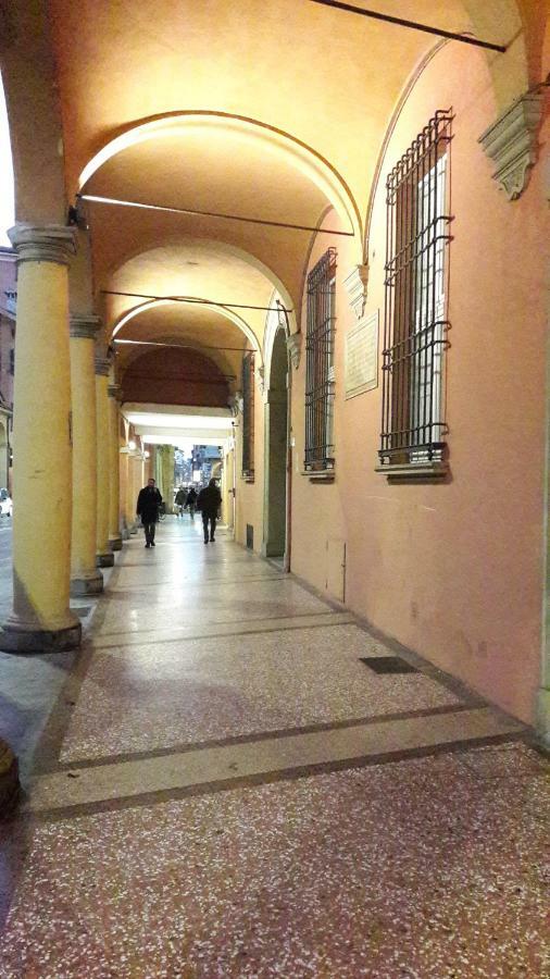 Mini Chic Downtown Apartment Bologna Bagian luar foto