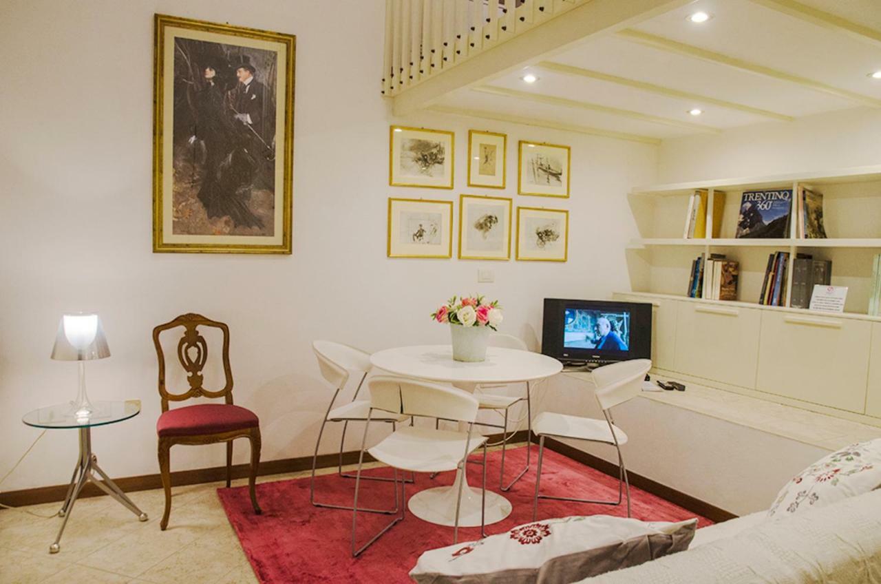 Mini Chic Downtown Apartment Bologna Bagian luar foto