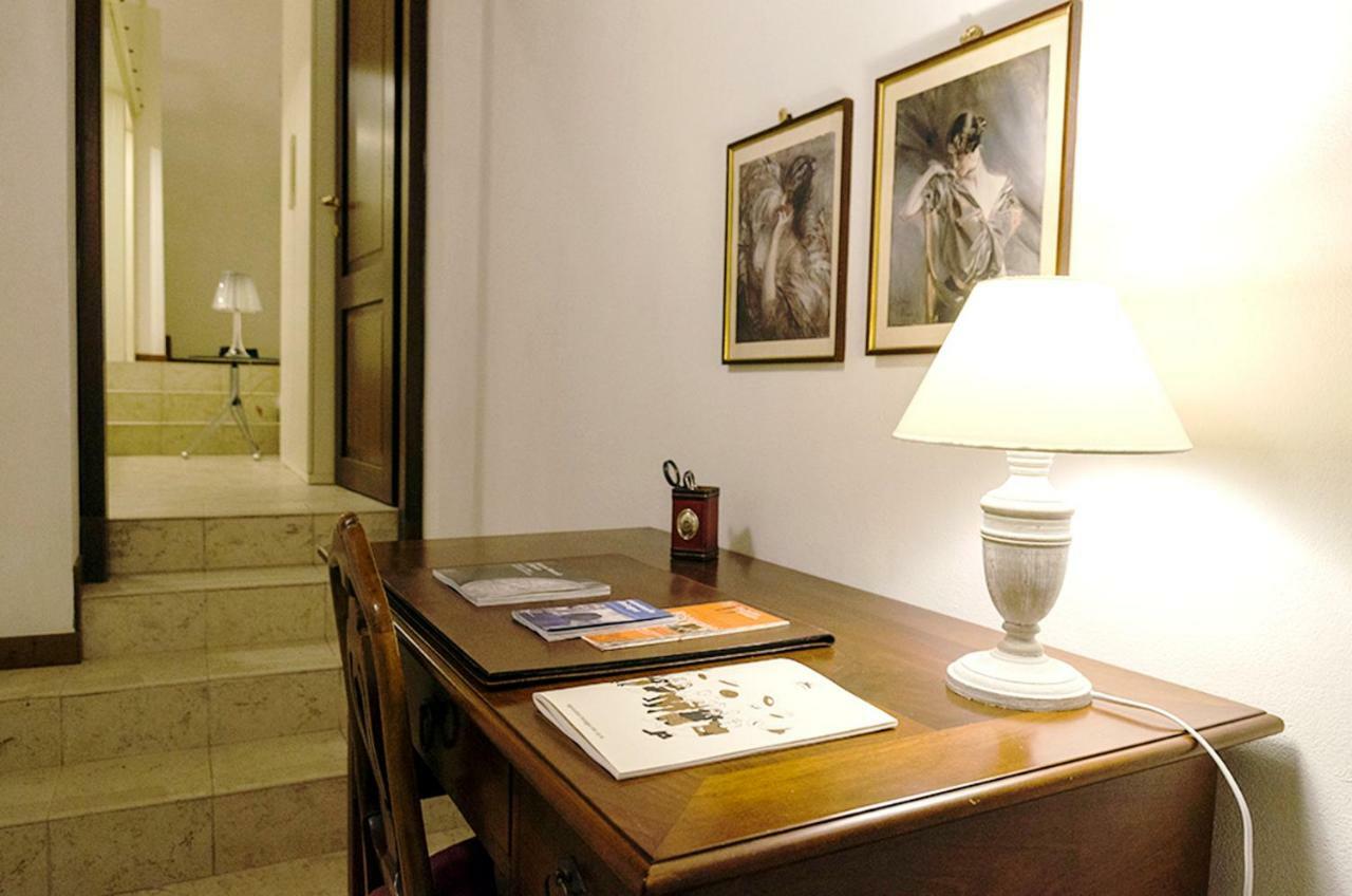 Mini Chic Downtown Apartment Bologna Bagian luar foto