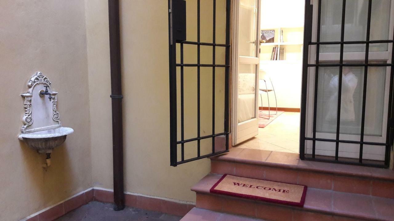 Mini Chic Downtown Apartment Bologna Bagian luar foto